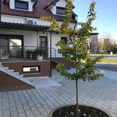 Eva Rooms & Studio Apartment Karlovac Luaran gambar