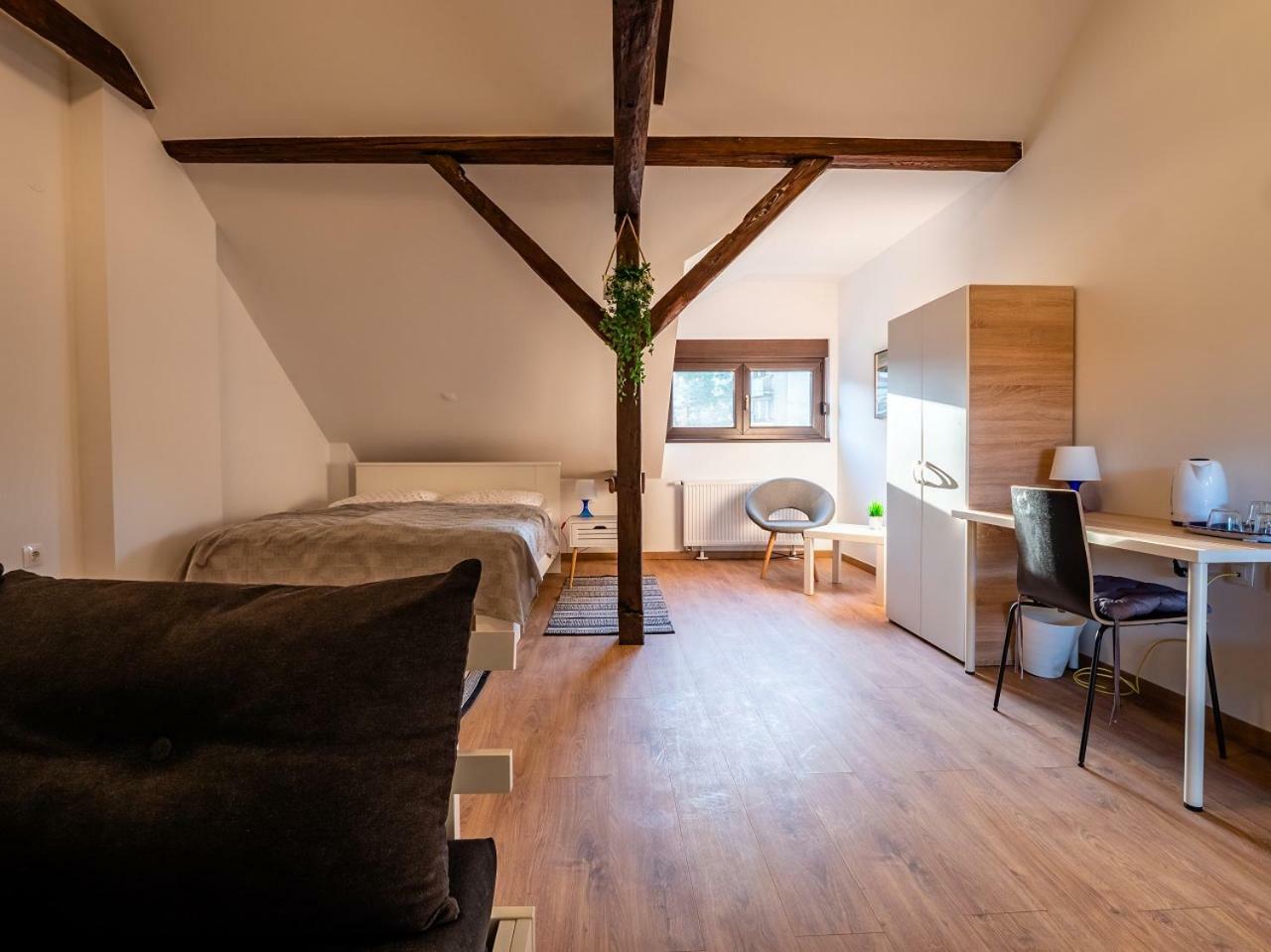 Eva Rooms & Studio Apartment Karlovac Luaran gambar